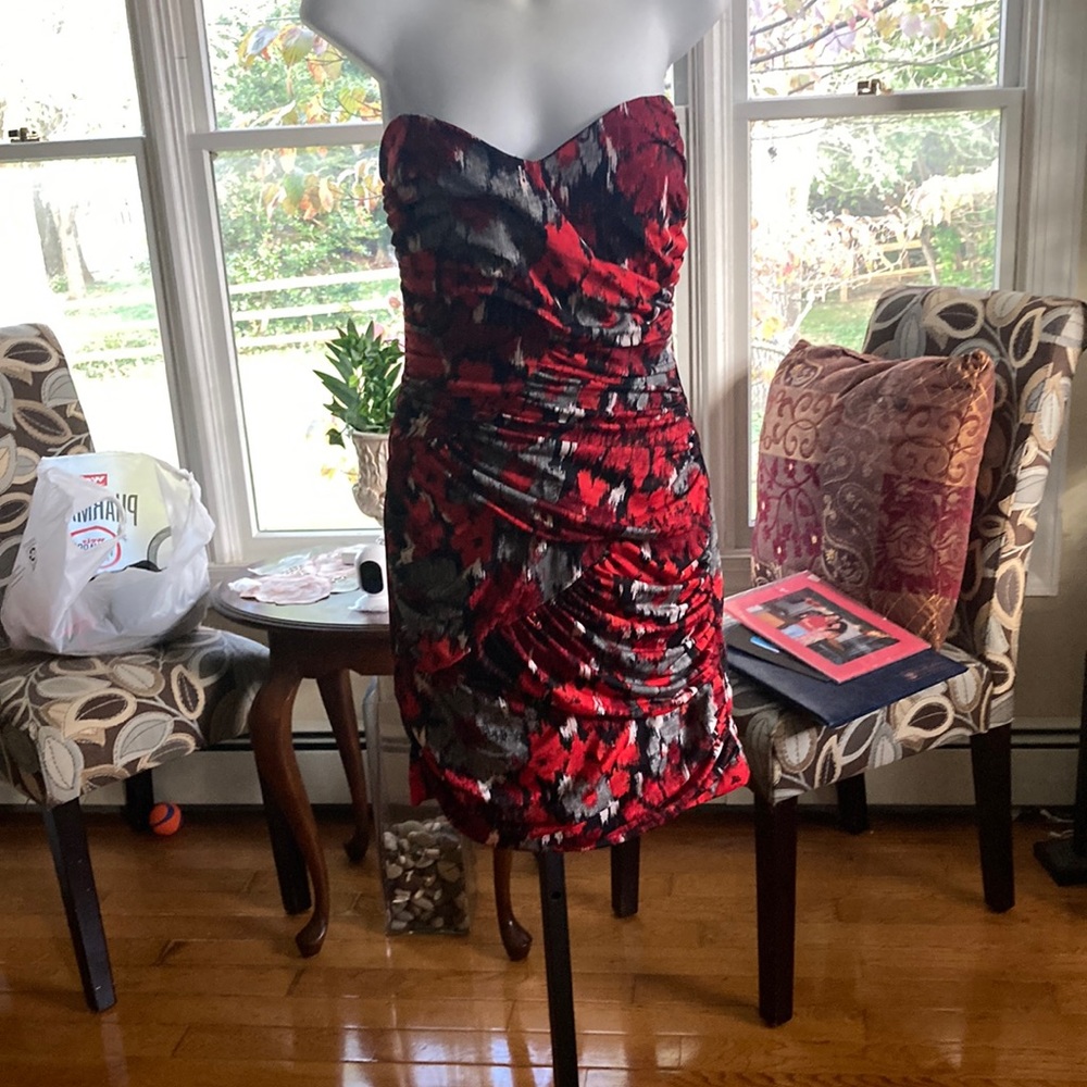 Beautiful, strapless dress lined